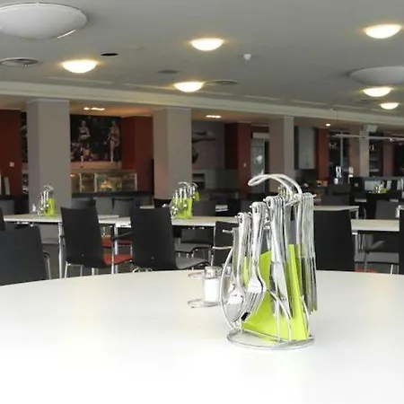 Sportforum Hotel 2*